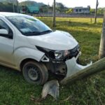 Homem é levado ao hospital após colidir veículo em poste, em Orleans