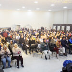 Público lota centro de eventos para ver o humorista Paulinho Mixaria