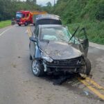 Motorista perde controle e bate carro em barranco na SC-108