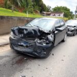 Carro invade pista contrária e causa acidente em Pedras Grandes