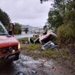 Motorista perde controle da direção e capota carro na Rodovia SC-108