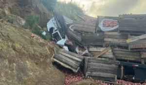 Acidente com caminhão carregado de maçãs deixa vítima fatal na Serra