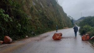 Deslizamento de terra atinge carro e motocicleta em Orleans