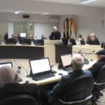 Bispo Dom Adilson Pedro Busin faz uso da tribuna durante sessão legislativa em Orleans