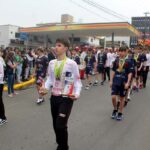 Alunos e professores do Centro Educacional Meta de Orleans participam do Desfile Cívico