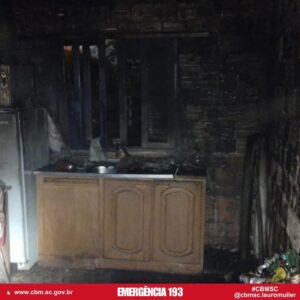 Incêndio atinge residência em Lauro Müller Incêndio atinge residência em Lauro Müller