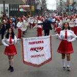 Alunos e professores do Centro Educacional Meta de Orleans participam do Desfile Cívico