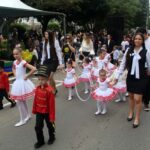 Alunos e professores do Centro Educacional Meta de Orleans participam do Desfile Cívico