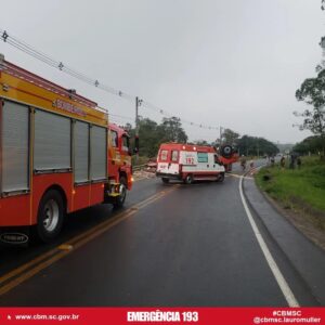 Caminhão carregado de blocos de concreto tomba no bairro Santa Barbara, em Lauro Müller