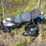 Colisão entre carro e moto deixa duas pessoas gravemente feridas em Pedras Grandes Colisão entre carro e moto deixa duas pessoas gravemente feridas em Pedras Grandes