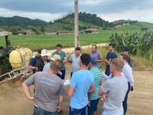 Engenheiros-agrônomos da Cidasc participam de Dia de Campo sobre tecnologia de aplicação em Braço do Norte