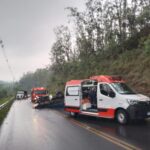 Motorista perde o controle da direção e capota caminhão em Lauro Müller