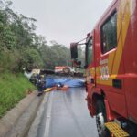 Motorista perde o controle da direção e capota caminhão em Lauro Müller