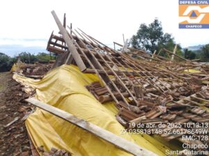 Temporal destelha dezenas de casas em Chapecó