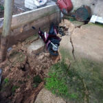 Desmoronamento de barranco derruba muro e moto é soterrada