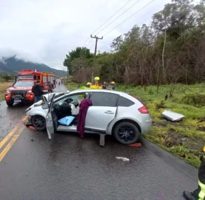Grave acidente deixa três pessoas feridas na SC-390 Grave acidente deixa três pessoas feridas na SC-390