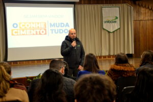 Novos acadêmicos são recepcionados no Centro de Vivências do Unibave