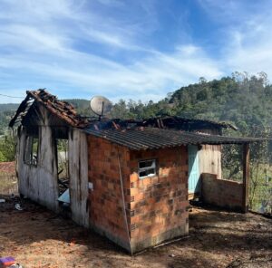 Incêndio atinge residência em Orleans e mobiliza Corpo de Bombeiros