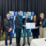 Deputado participa da entrega de van adaptada à APAE de Orleans