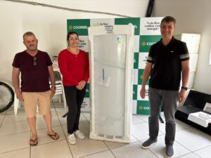 Coorsel apoia comunidades e doa geladeiras para salão paroquial de Treze de Maio e Pedras Grandes