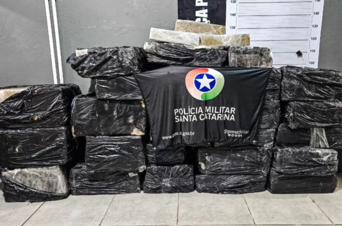 Policia-Militar-apreende-634-quilos-de-maconha-e-prende-dois-homens-em-Tubarao-1024x678.jpg