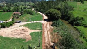 Prefeitura de Orleans inicia pavimentação da Estrada Geral de Rio Pinheiros Baixo