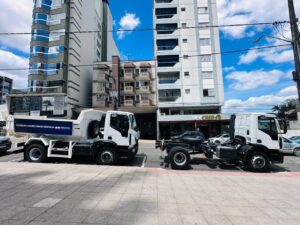 Orleans amplia frota de veículos para obras com aquisição de dois novos caminhões