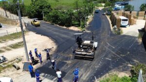 Acesso da área industrial de Orleans recebe pavimentação asfáltica