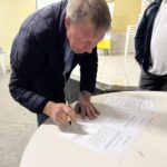 Prefeitura de São Ludgero assina Ordem de Serviço para pavimentação da "Estrada do Aromáticos, na comunidade Santo Antônio Prefeitura de São Ludgero assina Ordem de Serviço para pavimentação da "Estrada do Aromáticos, na comunidade Santo Antônio