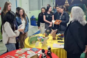 Feira do Livro movimenta o campus do Unibave