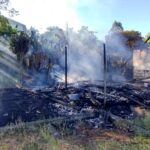 Orleans: Bombeiros combatem incêndio em residência