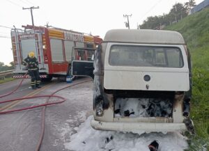 Bombeiros combatem incêndio em kombi na SC-108 em Lauro Müller