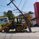 Orleans: caminhão que transportava retro perde o controle e três postes são atingidos deixando parte da cidade sem energia