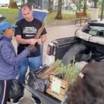 Mudas de citronela são distribuídas em ação de prevenção à saúde, em Orleans