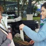 Mudas de citronela são distribuídas em ação de prevenção à saúde, em Orleans