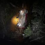 Carro caí cerca de cinco metros após saída de pista em Lauro Müller