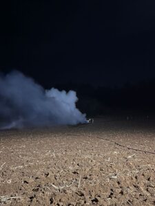 Trator agrícola pega fogo durante trabalho em área de plantação no interior de Orleans