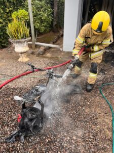 Scooter elétrico pegou fogo e causou um incêndio na garagem de uma residência em Orleans