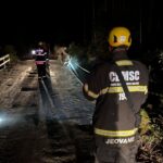 Carro caí cerca de cinco metros após saída de pista em Lauro Müller
