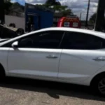 Carro atinge calçada e capota após acidente