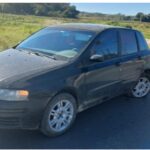 Carro bate na traseira de outro veículo e atinge muro de residência Carro bate na traseira de outro veículo e atinge muro de residência