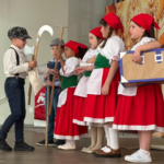 Colégio Meta presta homenagem a Orleans em apresentação
