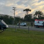 Motociclista sofre ferimentos graves após bater na traseira de carro, em Treviso