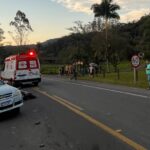 Motociclista sofre ferimentos graves após bater na traseira de carro, em Treviso