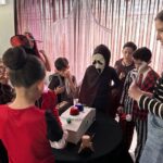 Halloween transforma escola de inglês em escape room em Criciúma