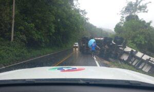 Carreta tomba na SC-446 e interdita meia pista, em Nova Veneza