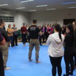 Mais de 50 mulheres aprendem técnicas de defesa pessoal em ação contra a violência, em Lauro Müller